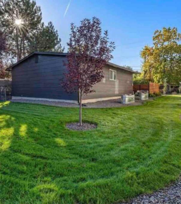 Mid Century Modern Boise-River Bungalow W/ Hot Tub Extérieur photo